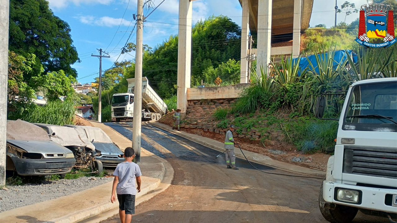 Rua Aprígio Alves Pereira, no bairro da Glória, recebe pavimentação asfáltica