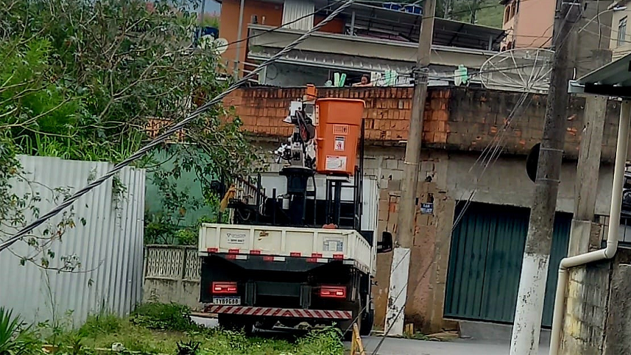 Colocação de novas luminárias no Bairro da Flores
