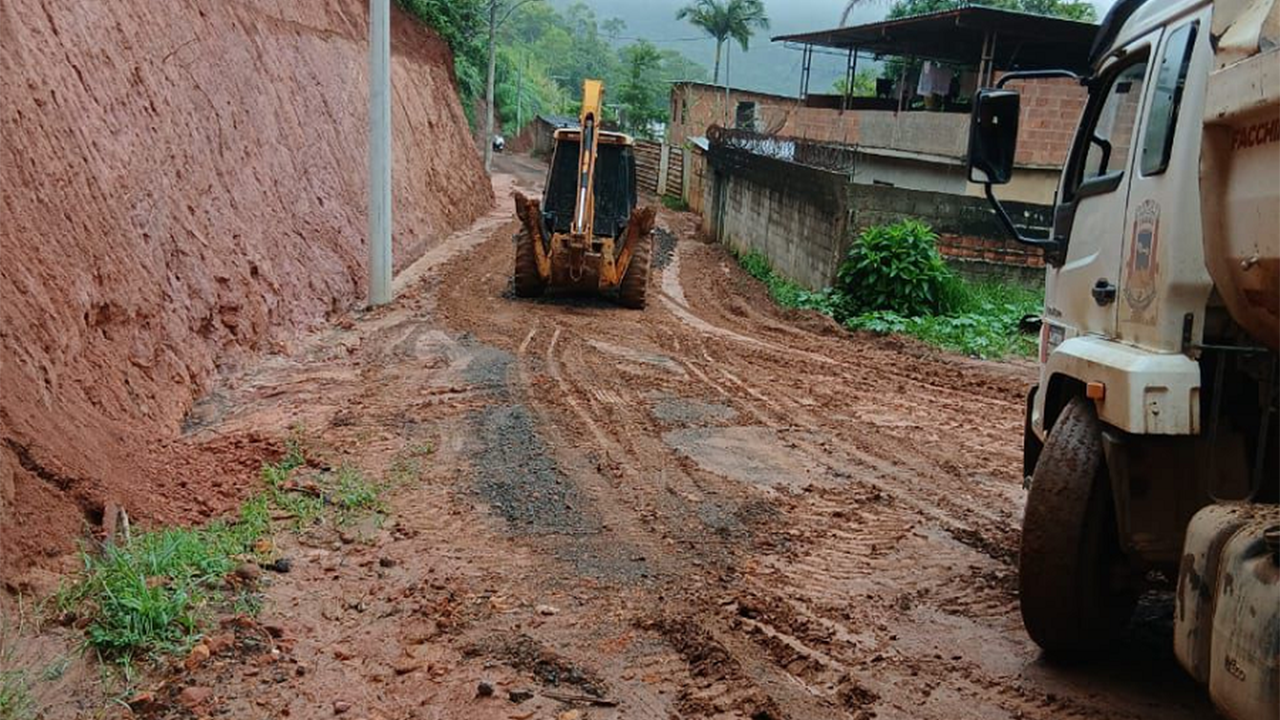 Prefeitura realiza manutenção em trechos de estradas rurais afetados pelas chuvas