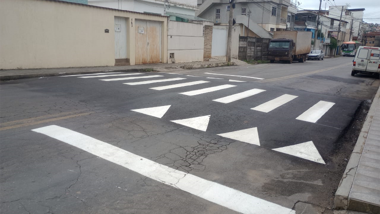 Passagens elevadas de pedestres substituem redutores de velocidade na Graminha até trevo Norte