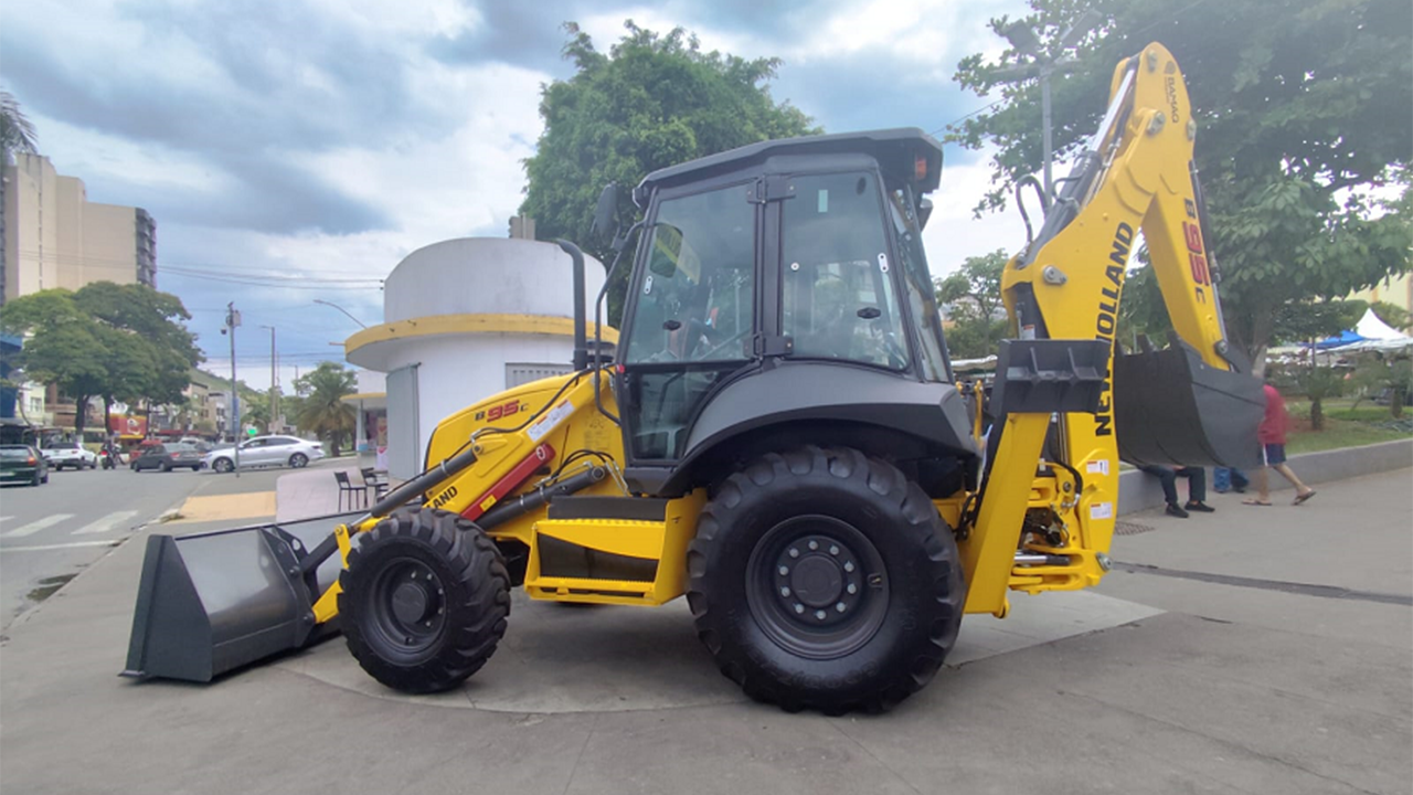 Prefeitura adquire uma retroescadeira equipada com unidade de caçamba frontal