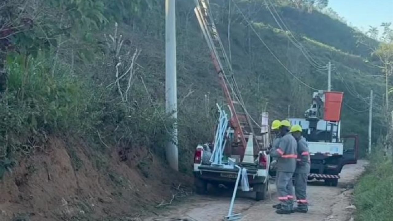 Prefeitura faz extensão  de rede elétrica na Rua José Ferreira Martins, Córrego do Ouro