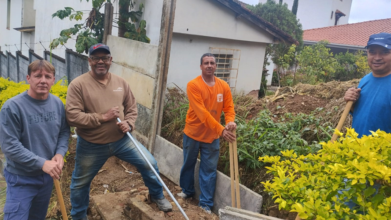 Equipe da SEMATEL inicia manutenção e construção de muro nas divisas do Clube Tangará