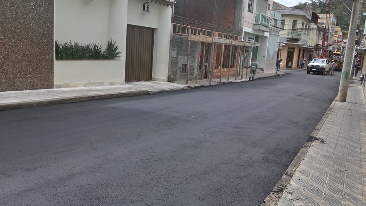 Secretaria de Obras realiza recomposição asfáltica nas ruas do centro