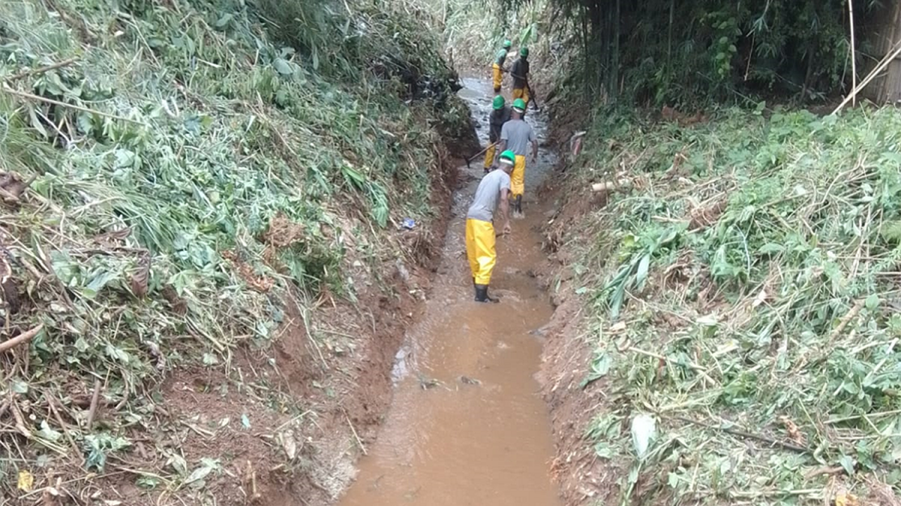 Limpeza do Rio Posses na região de Água Espraiada