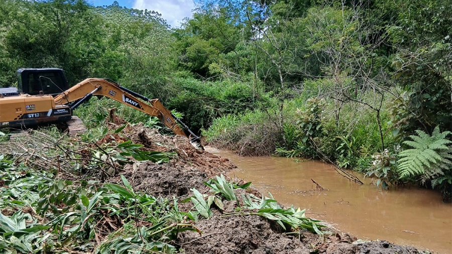 Prefeitura realiza limpeza do rio Posses na altura da BR499 até Posses