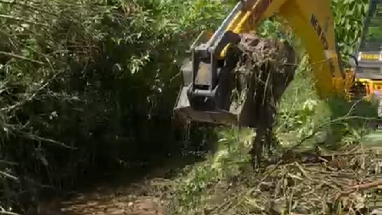Prefeitura limpa leito de córrego e desobstrui boca de manilha em Nova Dores