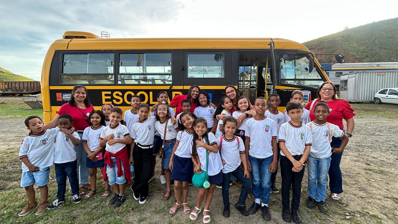 Alunos do CAIC realizam passeio no Trem de Natal da MRS