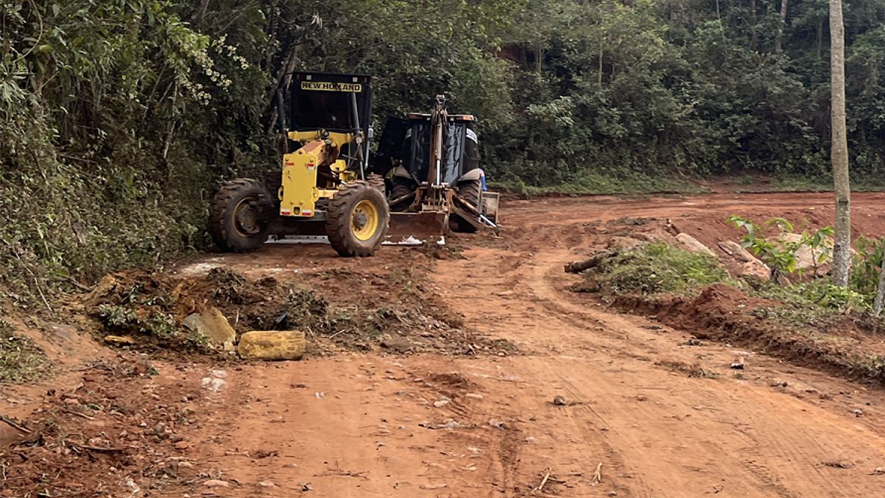 Secretaria de Obras intensifica serviço de recuperação da estrada de Dores
