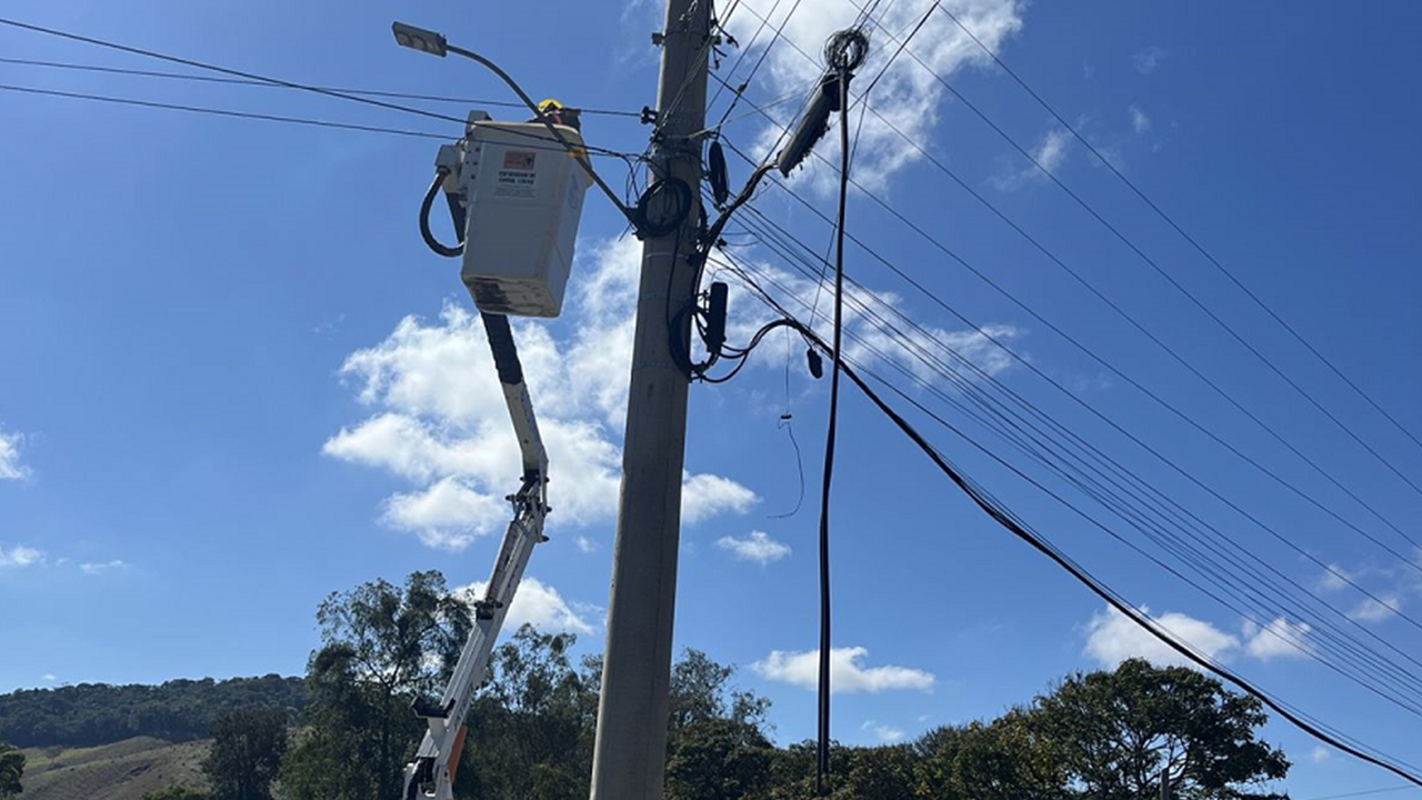 Prefeitura substitui lâmpadas ao longo das avenidas que cortam a cidade, de trevo a trevo