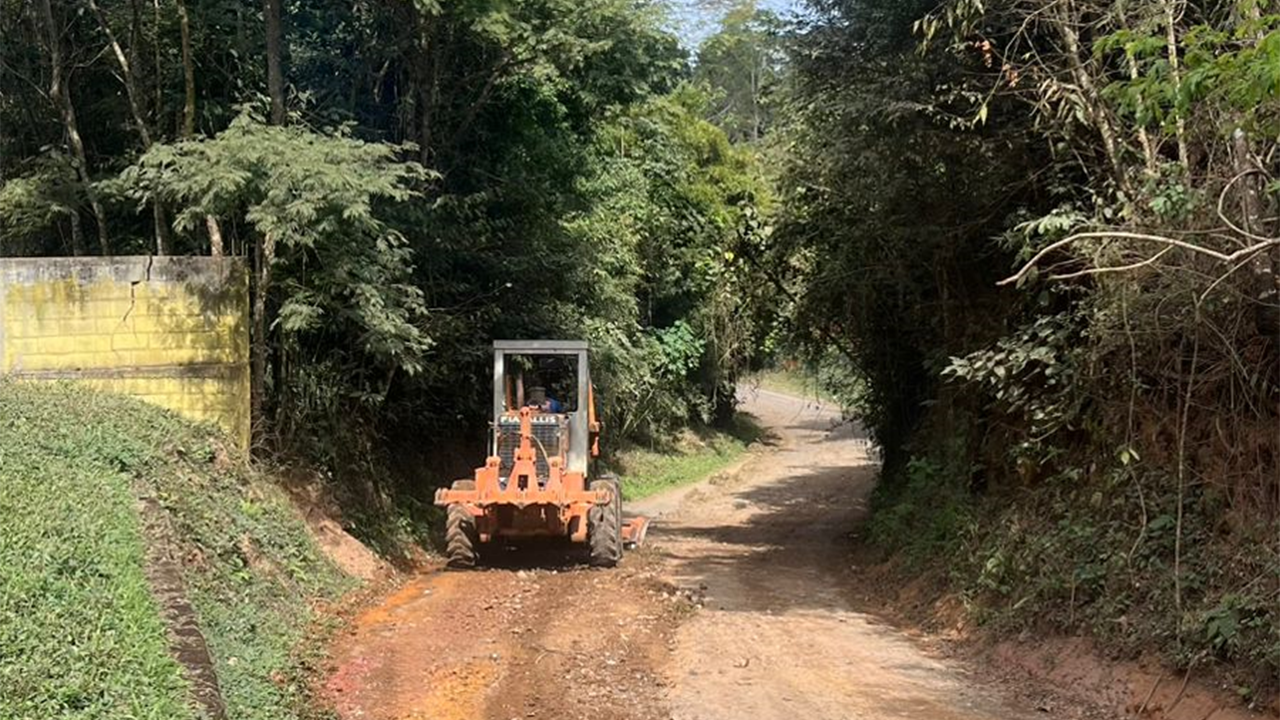 Secretaria Municipal de Obras realiza manutenção e conserva da estrada de Dores do Paraibuna