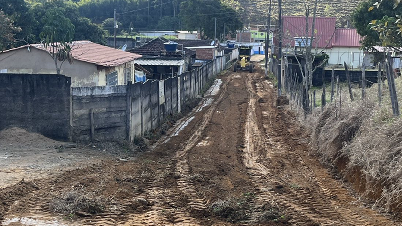 Secretaria de Obras realiza a manutenção e conserva da estrada de São João da Serra