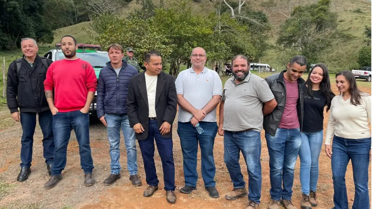 Caminhada na estrada do horto florestal leva estudantes a conhecerem a beleza e riqueza do lugar