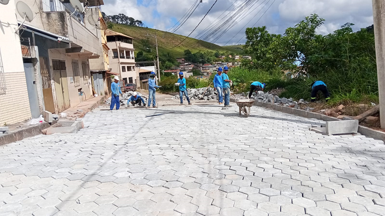 Pavimentação da Rua Manoel Gomes, no bairro da Glória