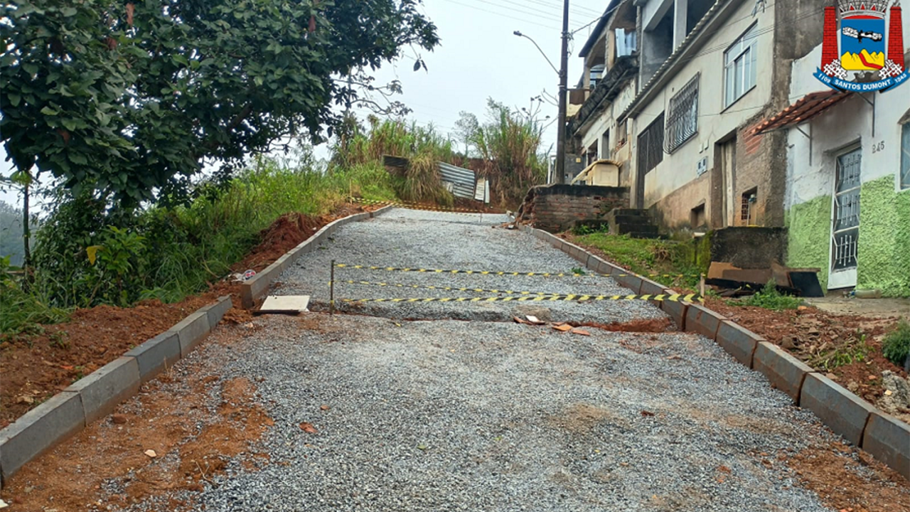 Prefeitura continua com obras de calçamento da Rua Machado de Assis
