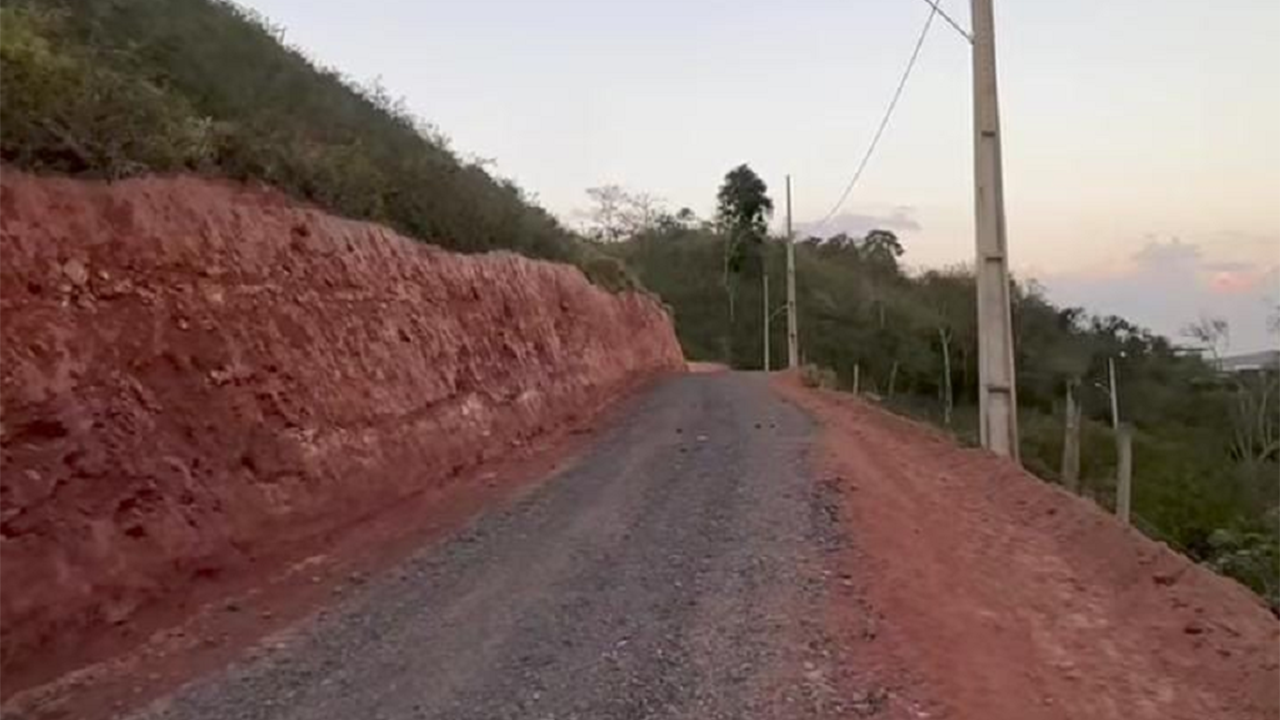 Serviços de Patrolamento no Bairro Córrego do Ouro