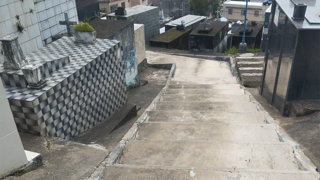 Secretaria de Obras inicia trabalhos de Limpeza no Cemitério Municipal