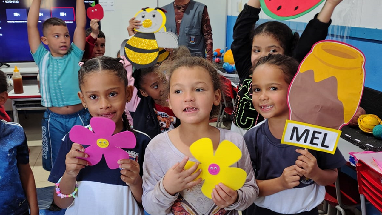Ação educativa sobre Abelhas  e a importância do mel na alimentação chega à E.M. Antônio Fagundes Neto