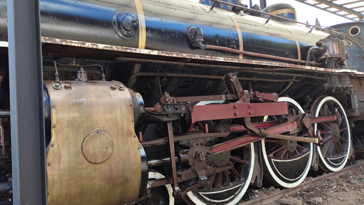 Locomotiva Zezé Leone recebe limpeza e serviço de manutenção