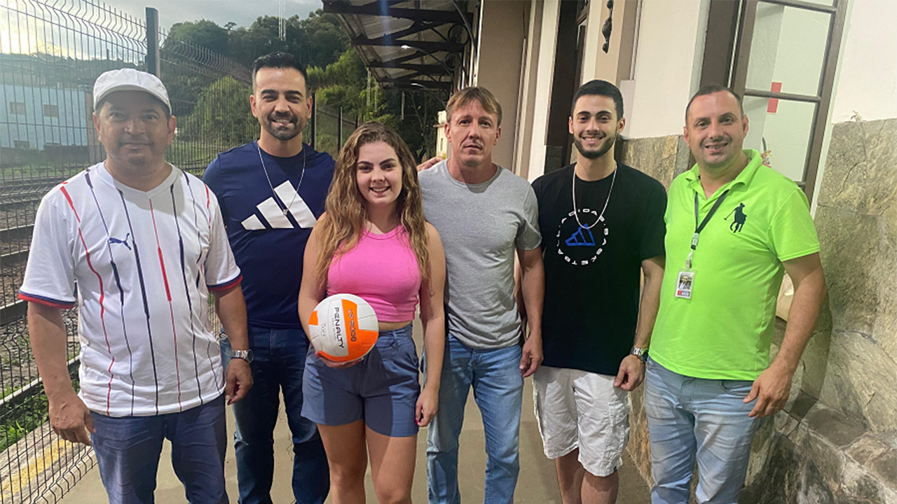 Projeto Fazendo Gol entrega mais bola para equipes que treinam no Tangará