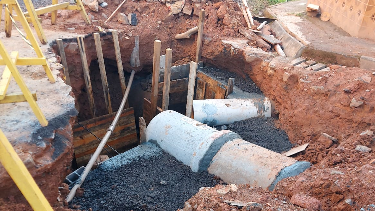 Secretaria de Obras, com o apoio da Copasa,  está concluindo o reparo de uma caixa de captação de drenagem pluvial na Vila dos Puri