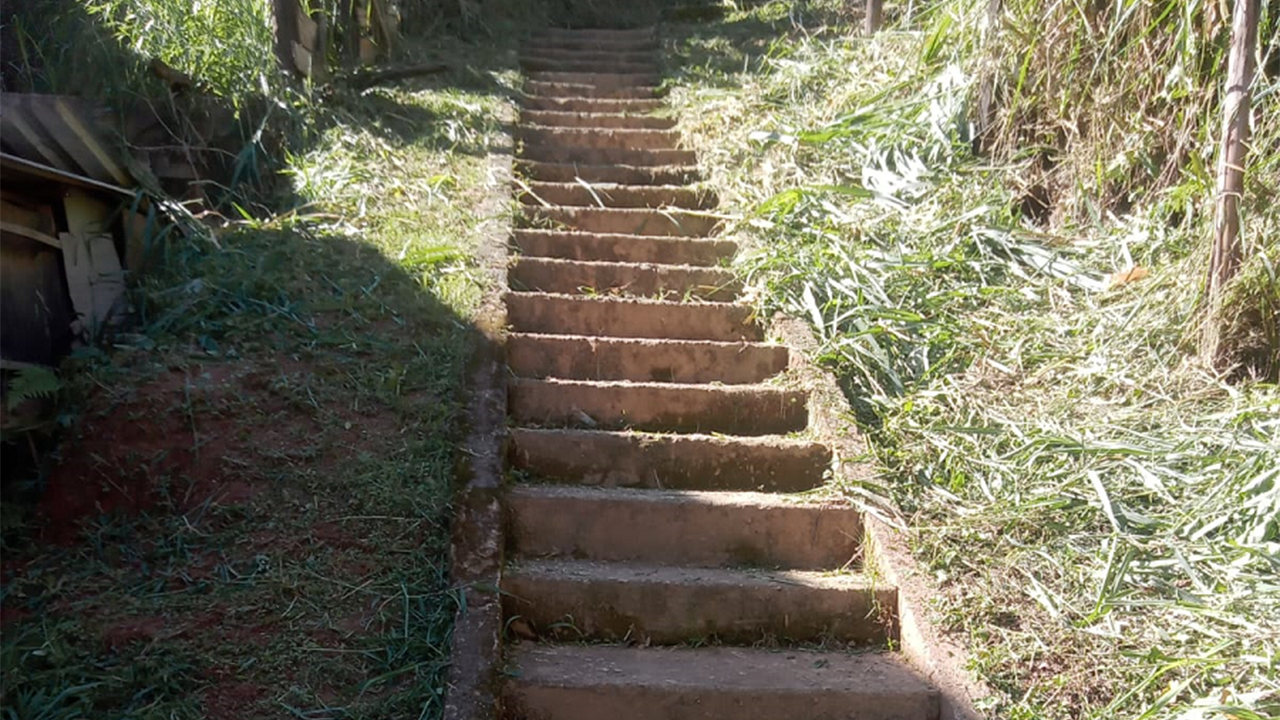   A Secretaria Municipal de Obras continua realizando serviços de  manutenção e conserva das ruas