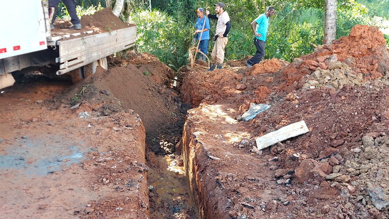  Secretaria Municipal de Obras conclui  reparos de  rede de esgoto na avenida perimetral em Nova Dores 