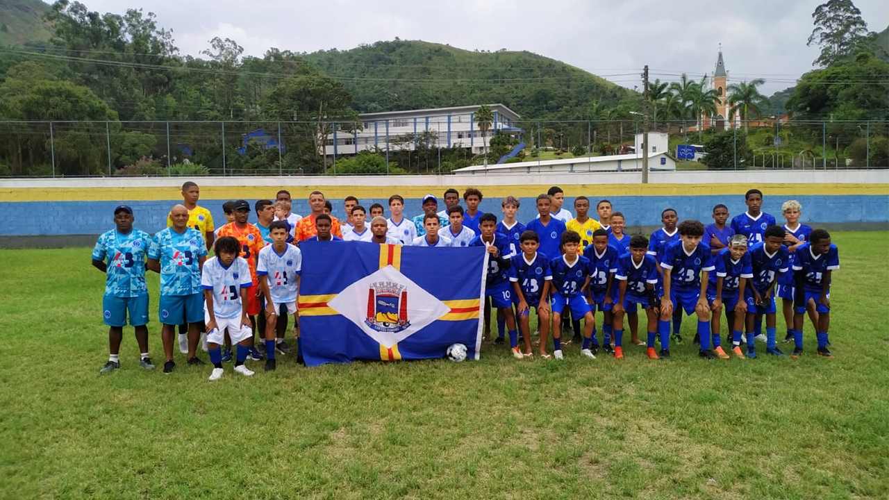Prefeitura apoia jogo do Cruzeiro do Córrego do Ouro contra o time Carangola de Petrópolis