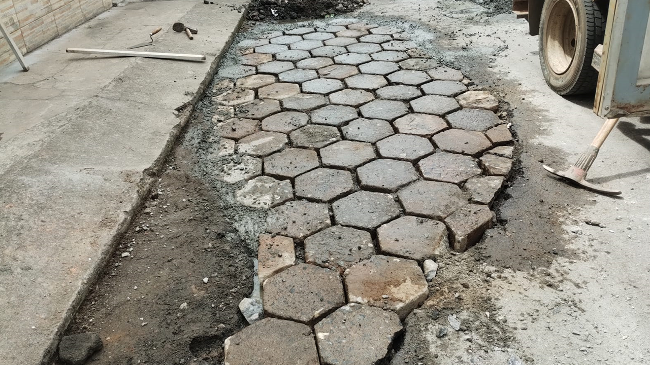 A  Secretaria de Obras está realizando reparos  nas ruas da cidade