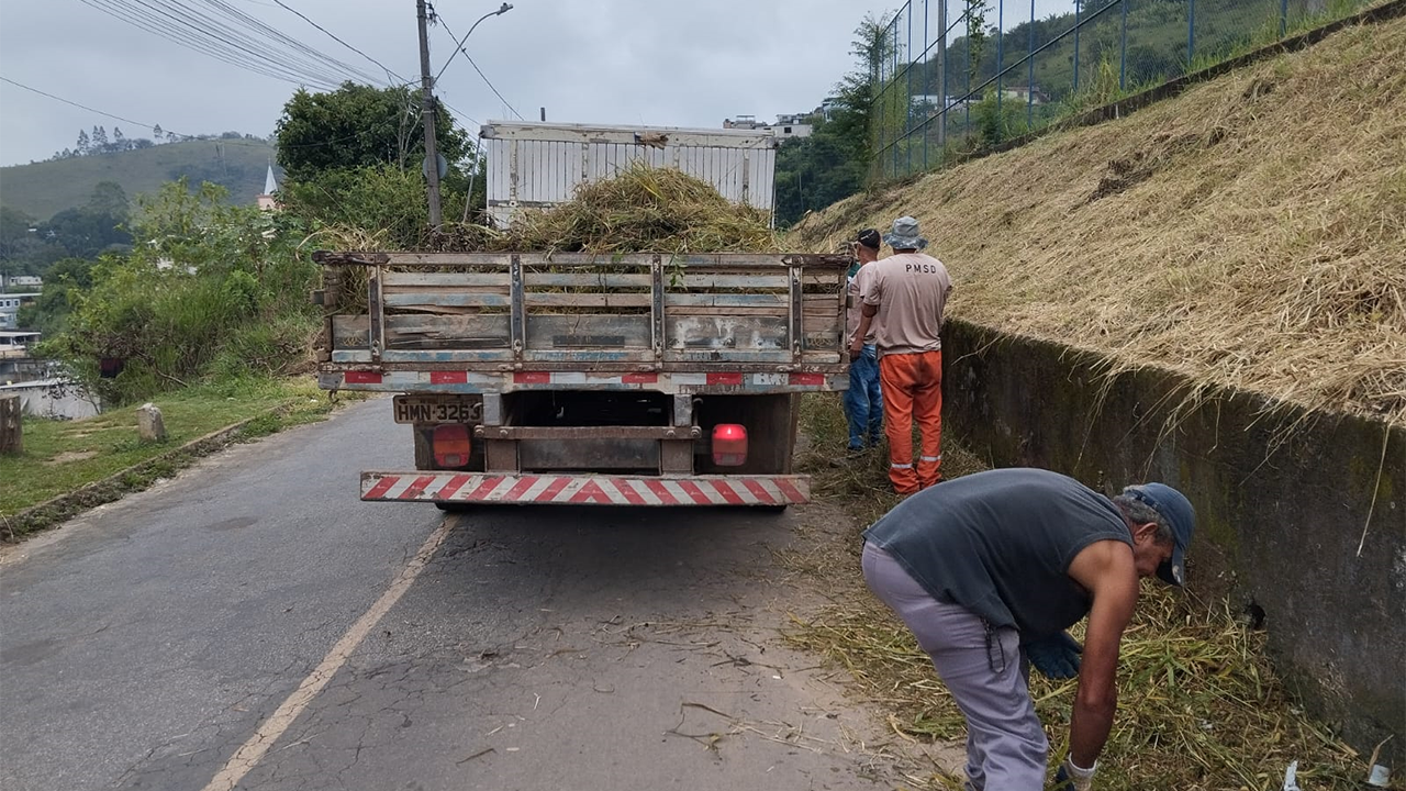Capina, roçada e limpeza na Rua Maria Conceição Guerra e Acácio Martins Correia no Córrego do Ouro
