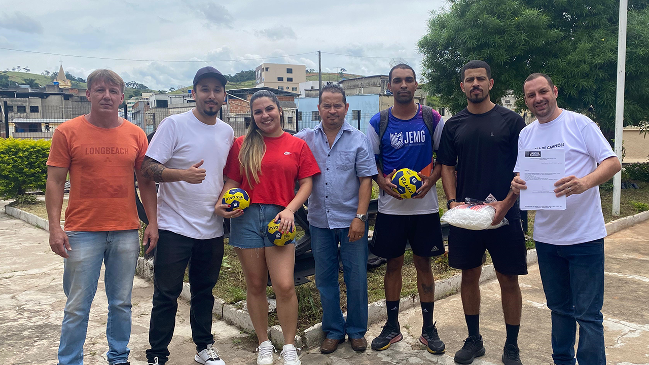 Grupo de handebol masculino se cadastra na Divisão de Esportes