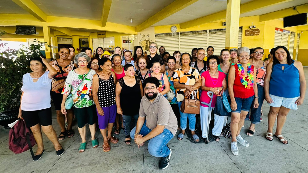 Grupos da Terceira Idade dos Centros de Referências participam de grito de Carnaval