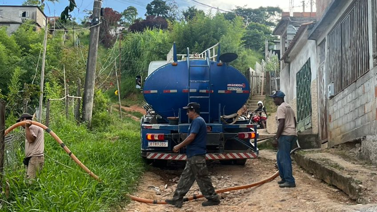 Prefeitura abastece Vila Palmira e Calaboca com caminhão pipa