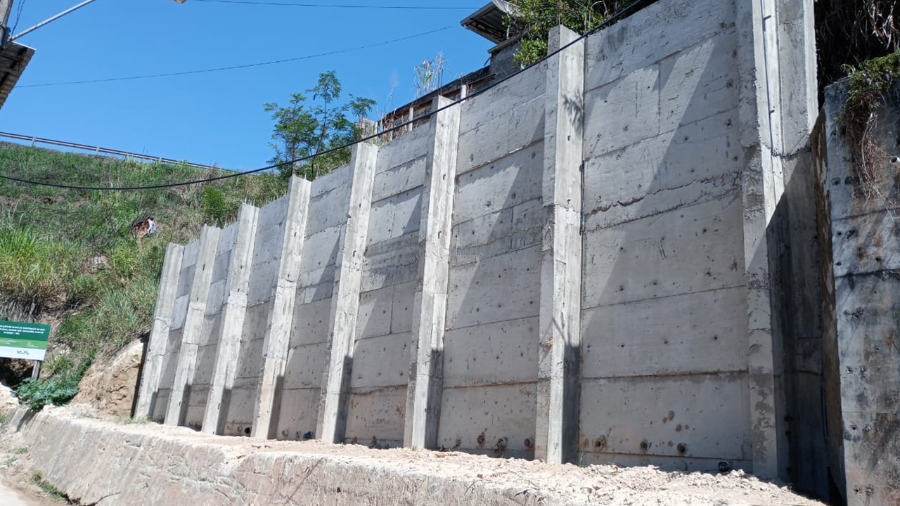 Prefeitura está finalizando a construção do muro de contenção na Rua Geraldino Carlos Dias, bairro São Sebastião