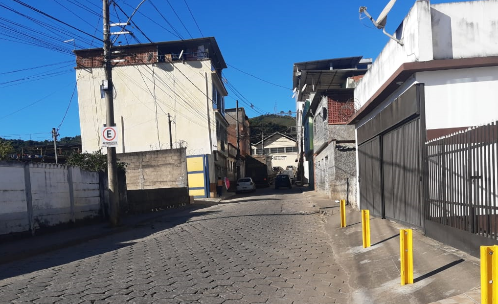 Rua Carlos do Nascimento volta a ser mão única, como era antes. Fica  permitido estacionar