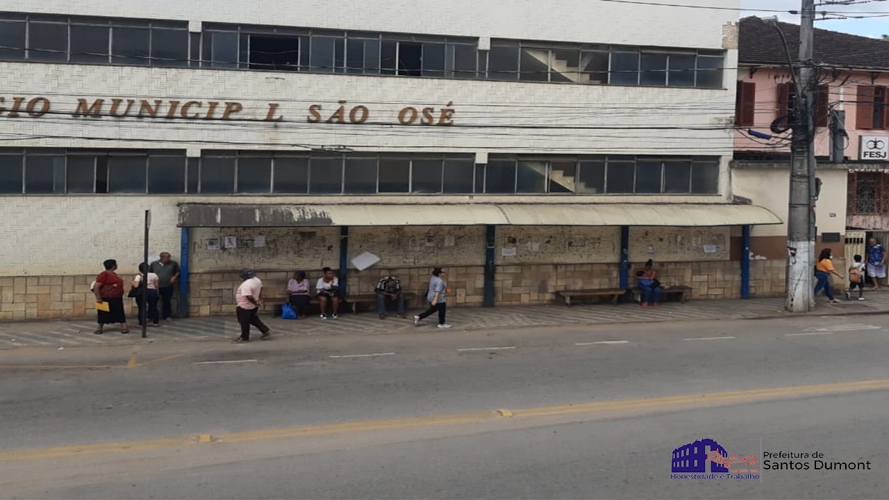 Desativado Ponto de Ônibus de passageiros em frente ao Colégio São José