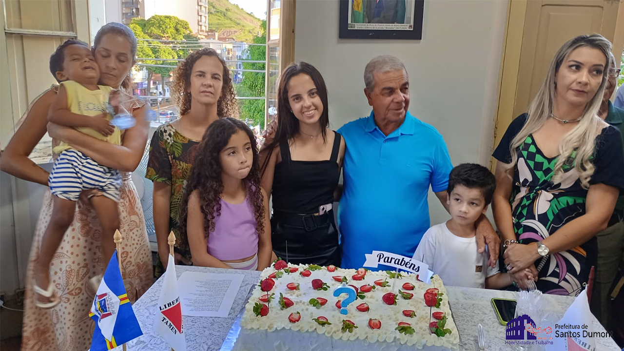 O prefeito Betinho foi recebido com uma festa surpresa pelos funcionários da Prefeitura, na tarde de hoje, 04 de março